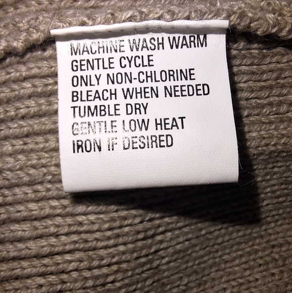 An Izod mens chunky sweater. It has a PTP 23.5", 25" from neck to hem in front. - Picture 2 of 9